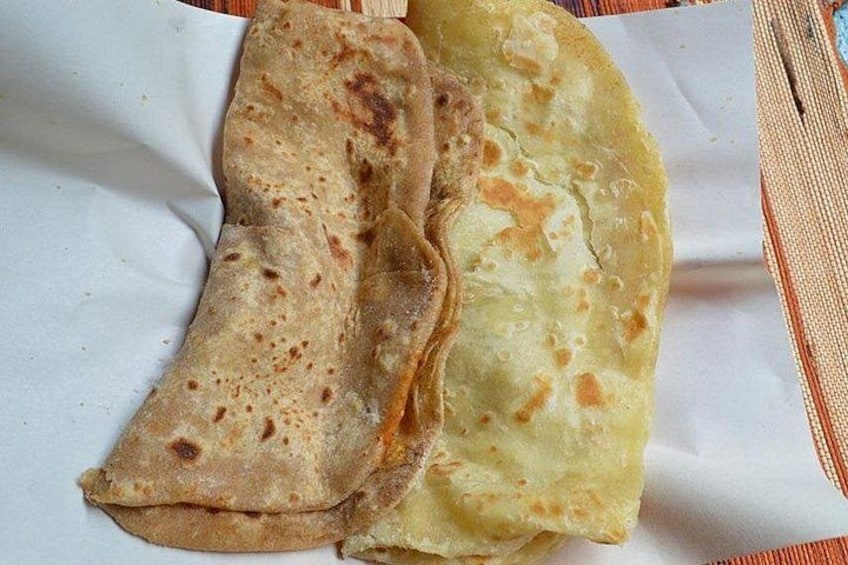 Deux pains plats sur une feuille de papier blanche. 5