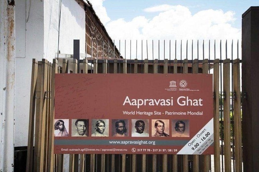 Un panneau d’information sur Aapravasi Ghat, un site classé au patrimoine mondial de l’UNESCO, indiquant les coordonnées et les heures d’ouverture. 3