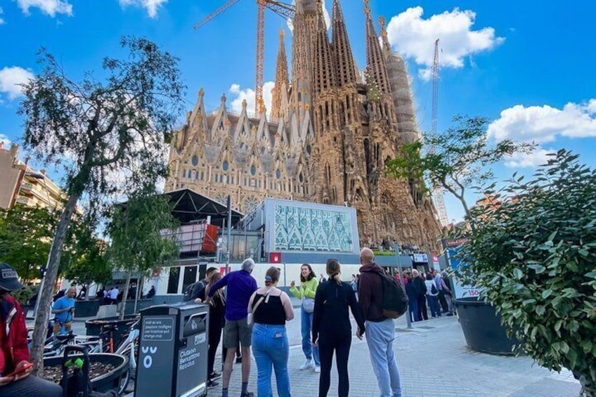 Barcelona Gaudi Bike Tour: Modernist Highlights by Bike or E-Bike 5