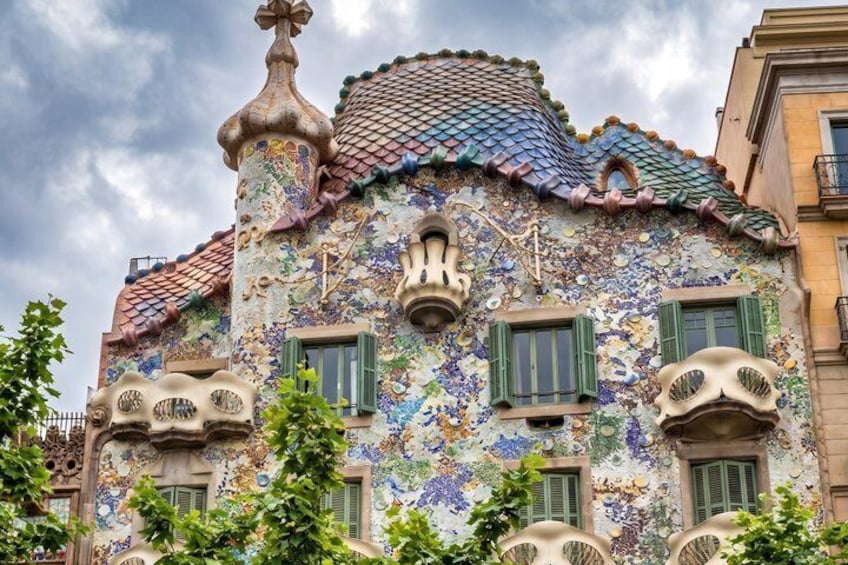 Barcelona Gaudi Bike Tour: Modernist Highlights by Bike or E-Bike 4