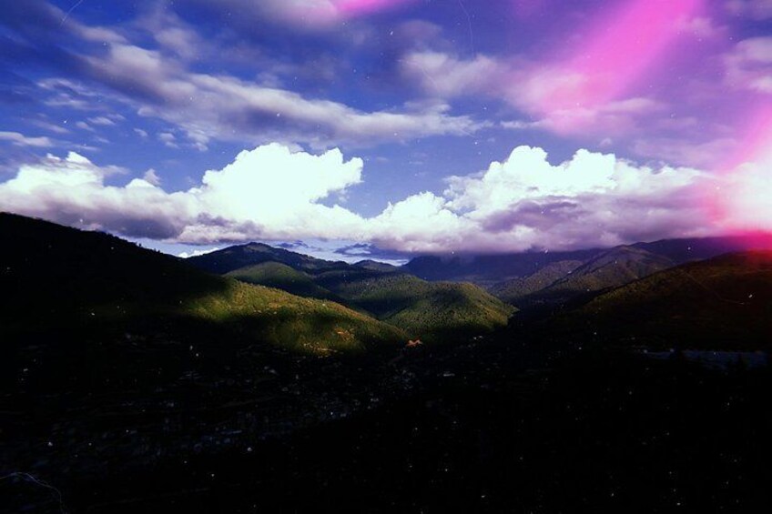 Un paisaje montañoso con un valle y un río. 1