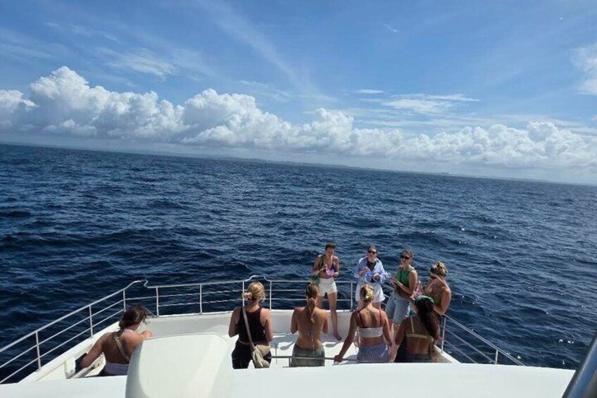 Un groupe de personnes se trouve sur un bateau en pleine mer. 4