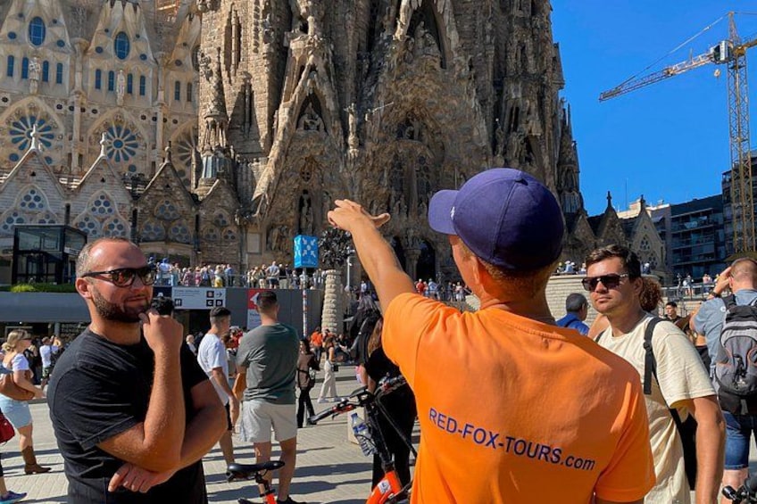 A crowd of tourists at a historic building with intricate architecture. 4