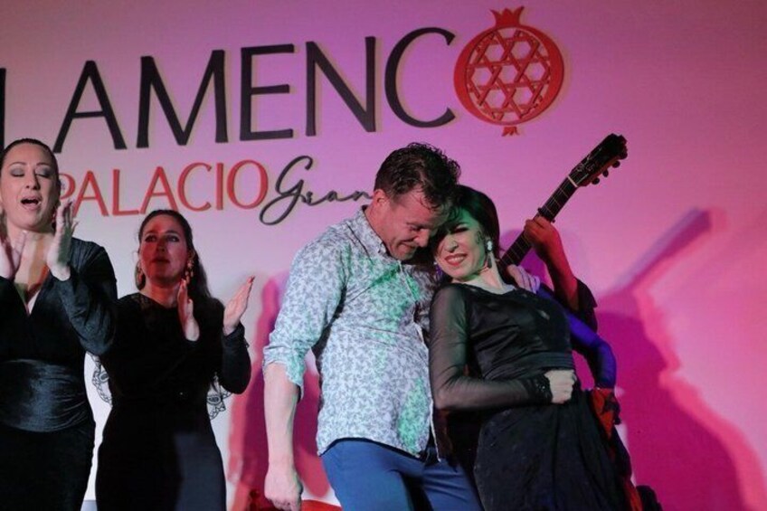A group of people on a stage with a backdrop that includes the text 'LAMENC PALACIO Gran.' 3