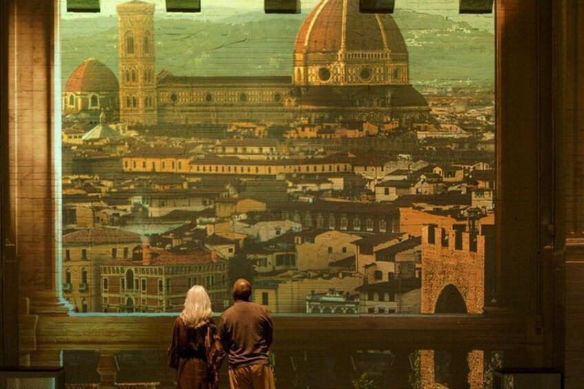 Een koppel dat uitkijkt over het panoramische uitzicht op de skyline van Florence, met onder meer de koepel van de Kathedraal van Florence en de scheve toren. 4