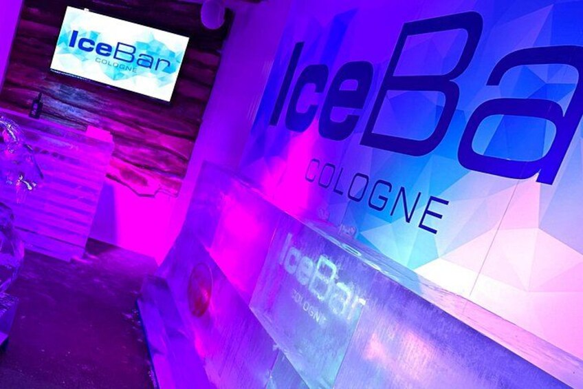 Una pared con el texto 'IceBan COLOGNE' y una pantalla digital con el mismo nombre. 4