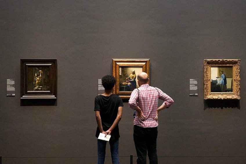Deux personnes observant des tableaux dans une galerie d’art. 1