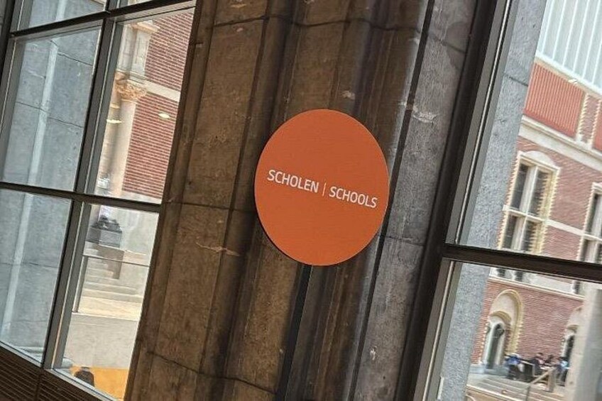 Meetings point: orange sign “school” under the museum archway 2