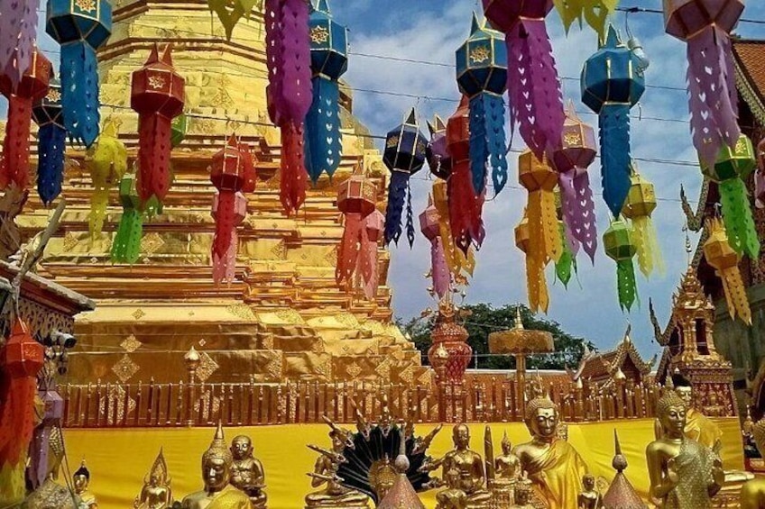 Un temple doré, orné de décorations colorées suspendues et de statues. 4