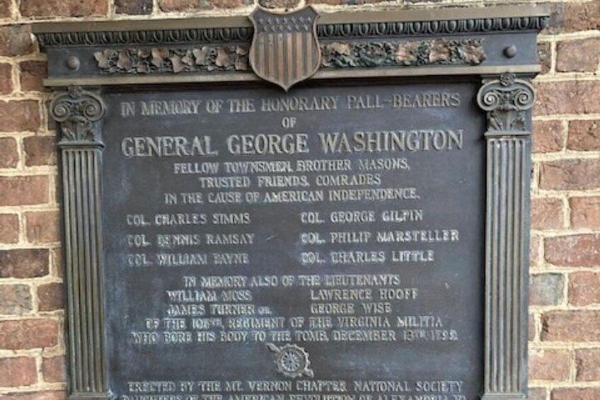 En minnesplatta tillägnad general George Washington och de hedersfulla soldaterna från det 106:e regementet av Virginias milis. 2