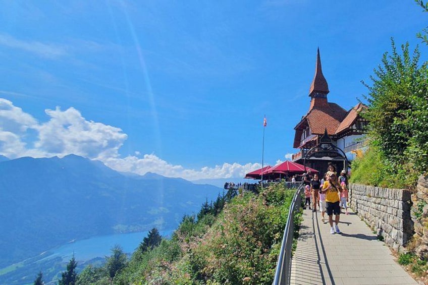 Ein malerischer Weg mit einer Kirche, Bergen und einem See. 2