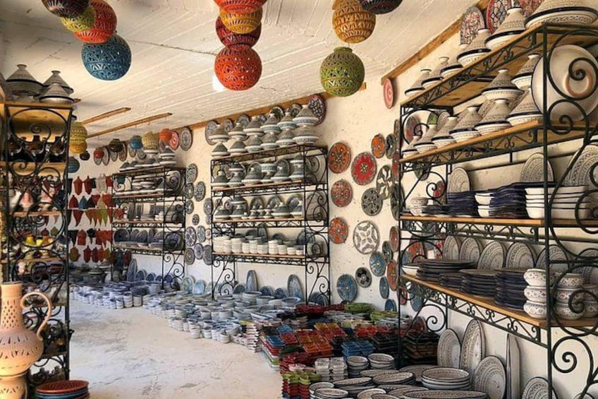 En keramikbutik med hyllor fulla av olika keramikföremål. 2