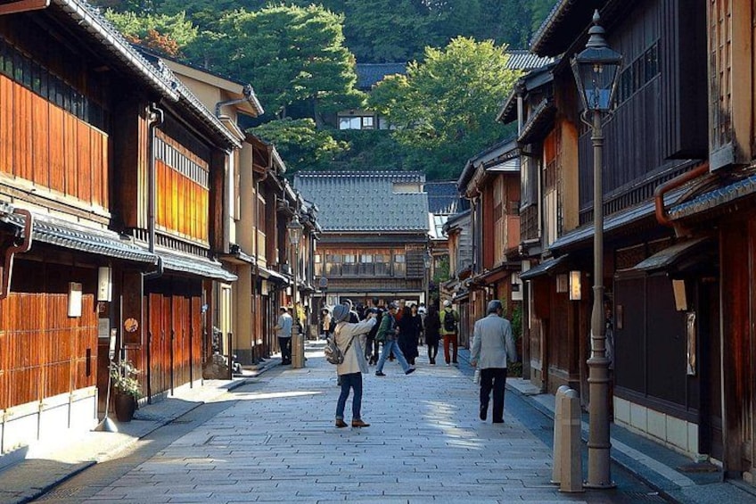 Full-Day Tour from Kanazawa: Samurai, Matcha, Gardens and Geisha 2