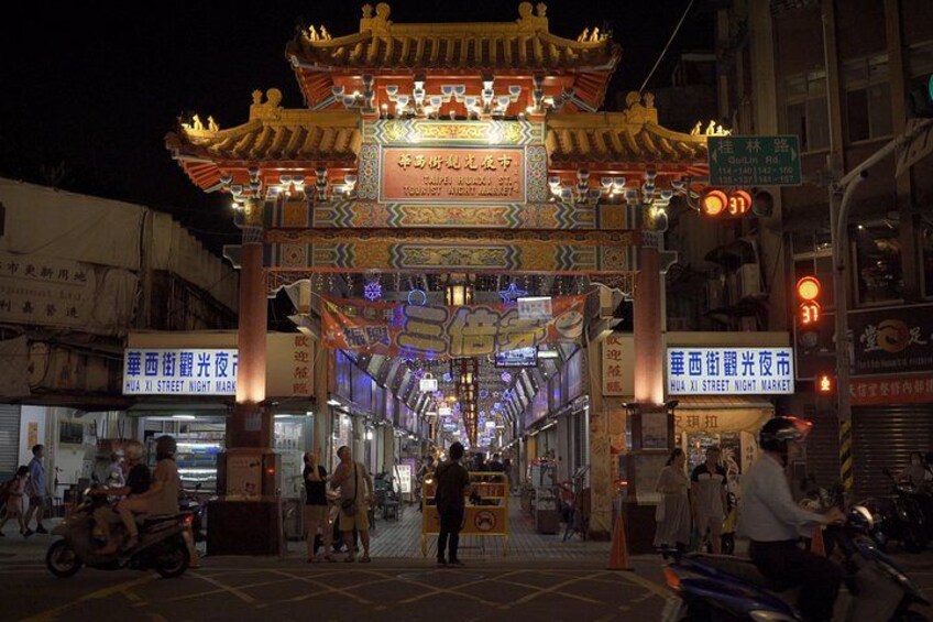 2-Hour Private Longshan Temple Walking Tour 3