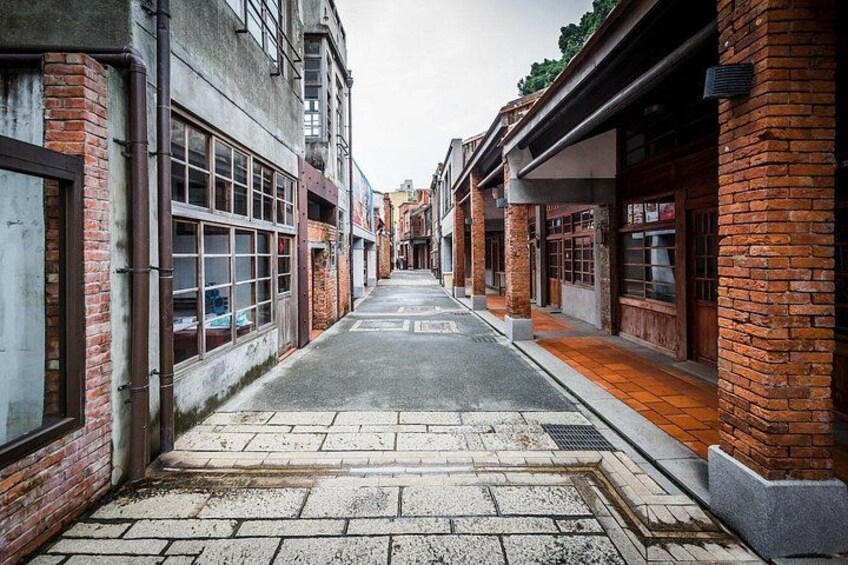 2-Hour Private Longshan Temple Walking Tour 4