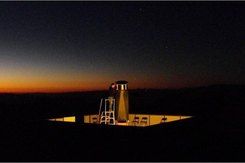Una torre de observación iluminada al atardecer con cielo despejado. 5