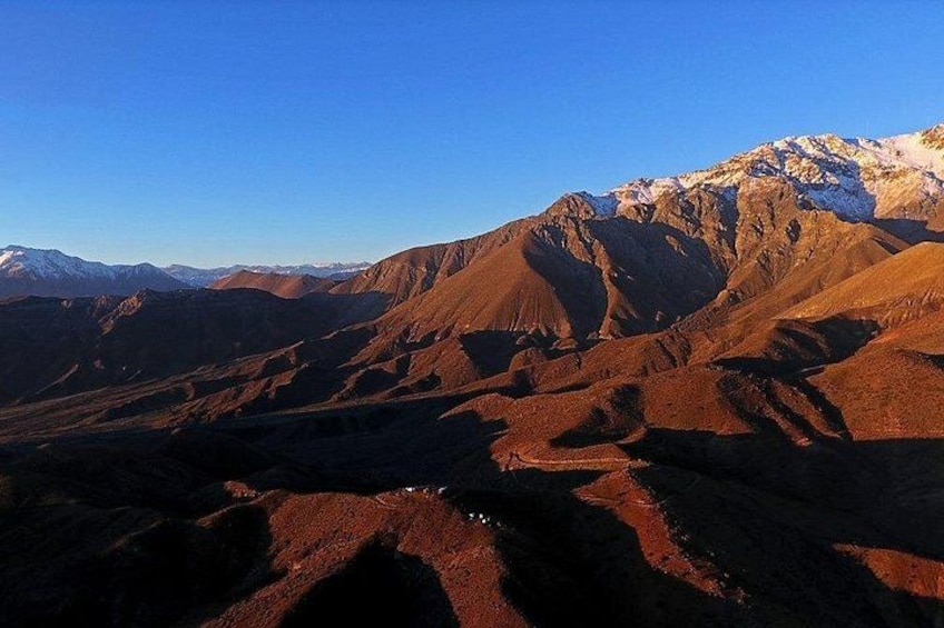 Un paisaje montañoso con cielo despejado. 2