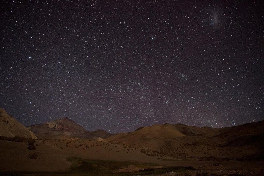 Cielo estrellado sobre un paisaje montañoso. 4