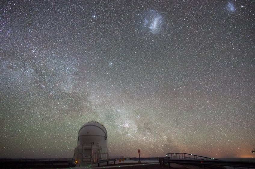 Cielo nocturno estrellado con un telescopio y un puente. 1