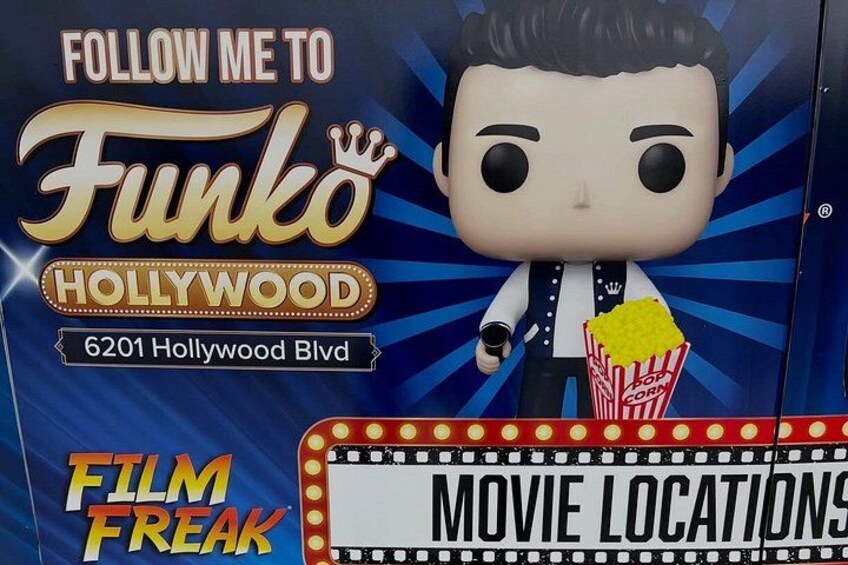 Una figura Funko Pop con un cubo de palomitas, un letrero que dice 'FUNKO HOLLYWOOD' y '6201 Hollywood Blvd', y un logotipo con la leyenda 'FILM FREAK'. 2