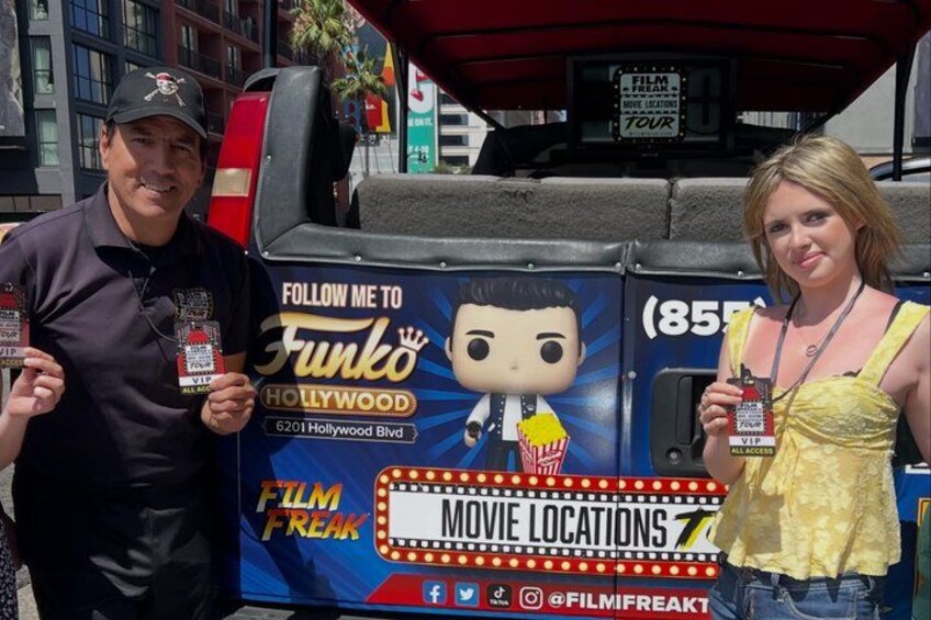 Un vehículo con un cartel que dice 'Funky Hollywood' y un banner que indica 'Locaciones de Cine'. 1