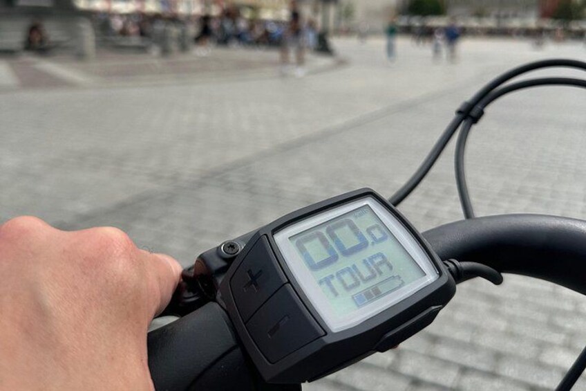 En digital skærm på cykelstyret, der viser en rundtur. 2