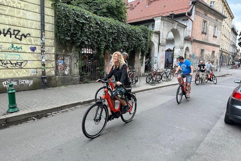 Cykler på en gade i byen med bygninger og graffiti. 5