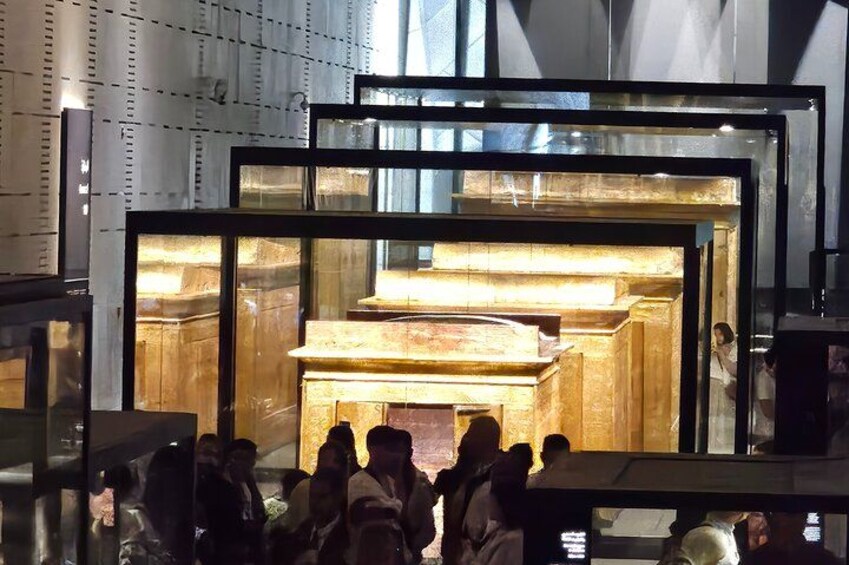 Interior de un museo con vitrinas de cristal y visitantes. 2