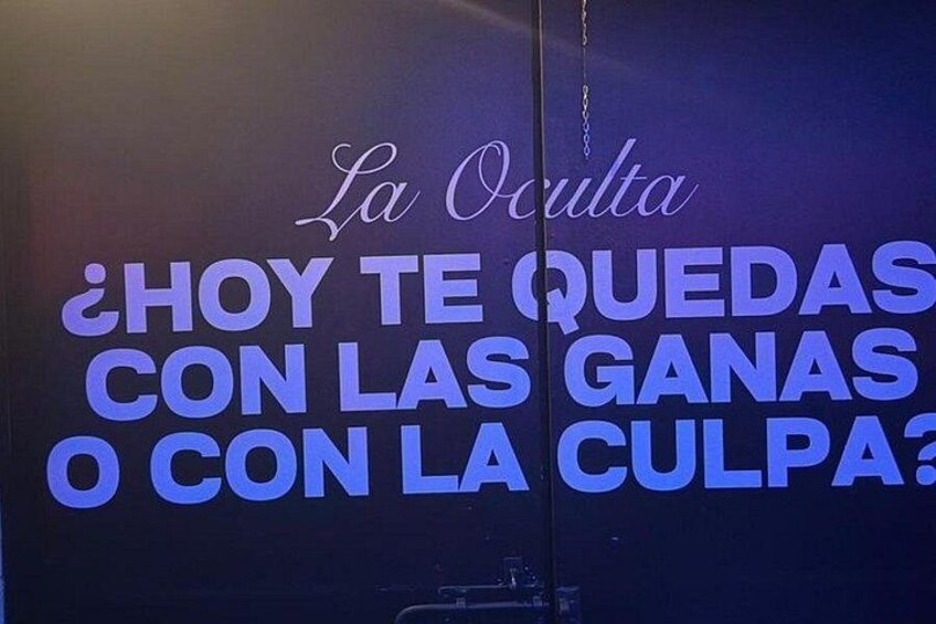 A wall with text in Spanish. 3