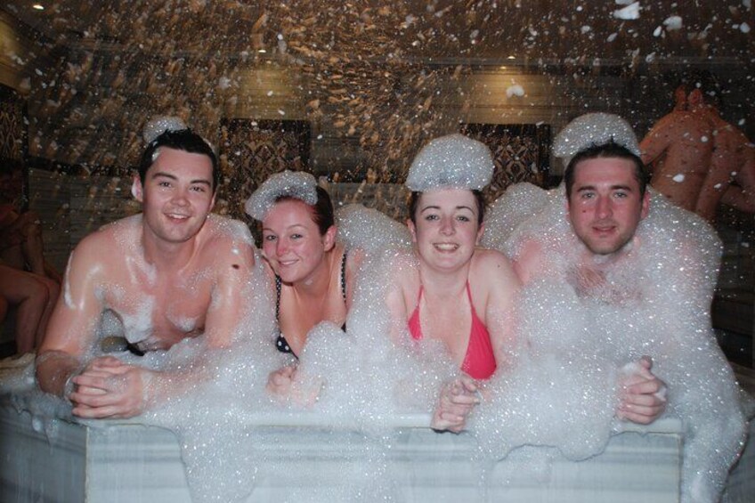 Cuatro personas en un jacuzzi con burbujas. 3