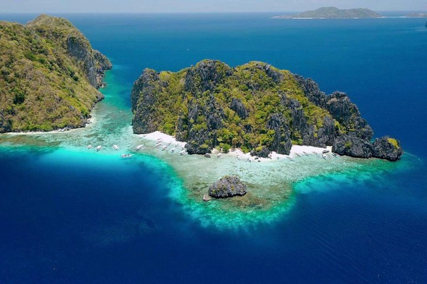Une île tropicale aux eaux turquoise et limpides, à la végétation luxuriante et aux formations rocheuses escarpées. 2