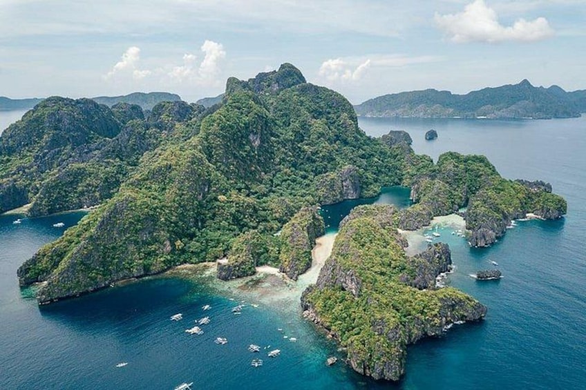 Un paysage côtier avec de luxuriantes îles verdoyantes, entourées d’eaux d’un bleu limpide. 1