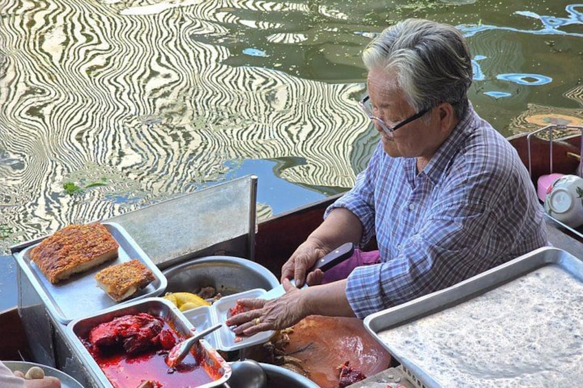 Private Tour to Railway Market and Damnoen Saduak Floating Market 4
