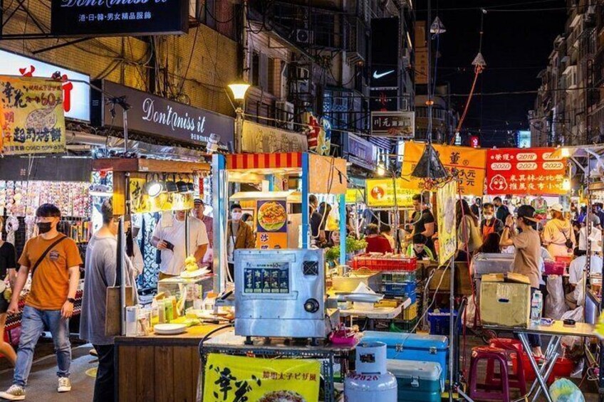 2-hr Raohe Night Market Walking Private Tour with a Tour Guide 3