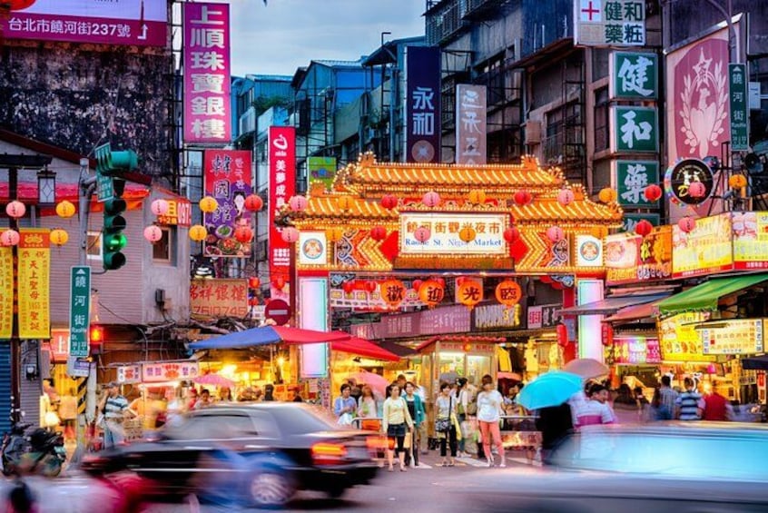 2-hr Raohe Night Market Walking Private Tour with a Tour Guide 2