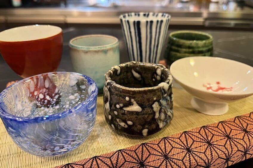 Una variedad de tazones y tazas de cerámica sobre un tapete tejido. 2