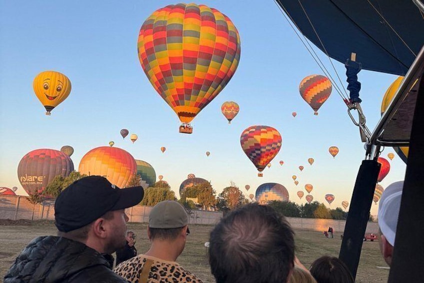 Festival de globos aerostáticos con globos de colores en el cielo. 5