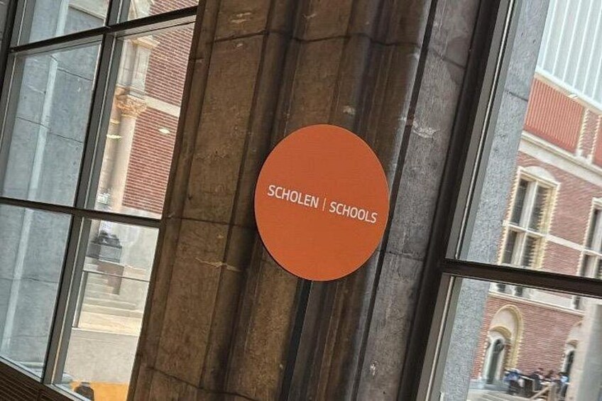 Meetings point: orange sign “school” under the museum archway 2