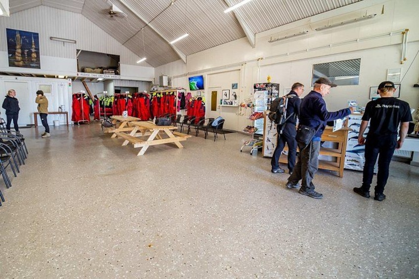 Un événement qui se déroule à l’intérieur, avec des personnes, des tables et des vêtements de couleur rouge. 2