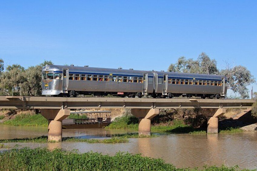 Un tren cruzando un puente sobre un río. 3