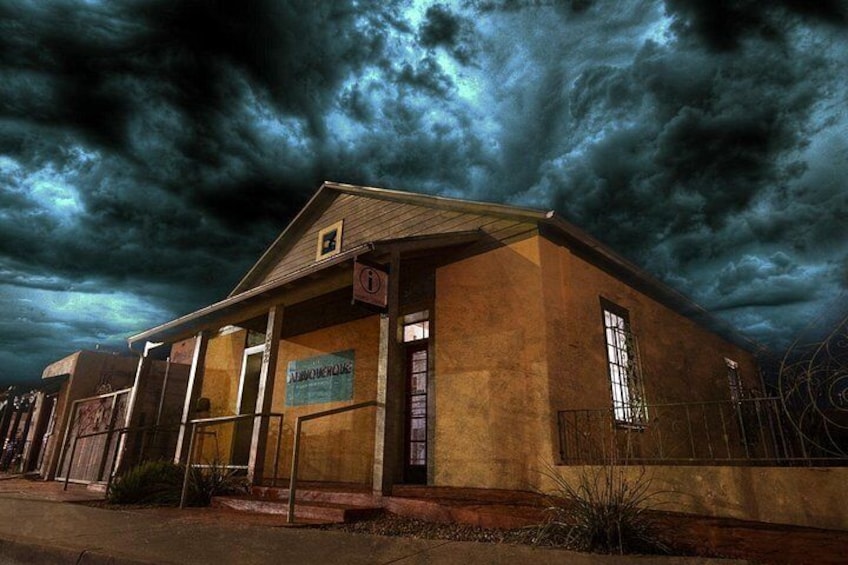Un edificio con un letrero que dice 'Mansion House'. 4
