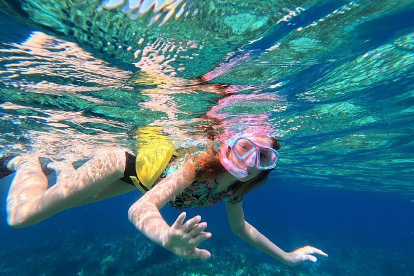 Una persona practica snorkel bajo el agua. 5