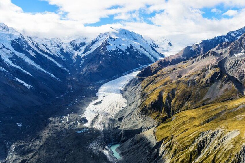 Una valle glaciale con montagne innevate e un ghiacciaio. 4