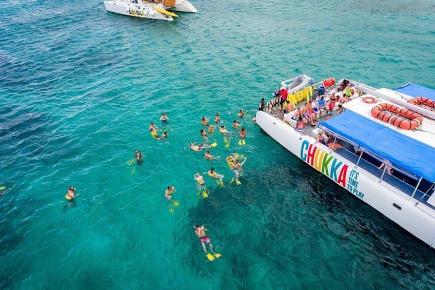 Un bateau avec des personnes qui font de la plongée avec tuba. 1