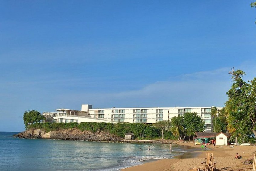 Ett hotell vid stranden med en sandstrand och utsikt över havet. 5