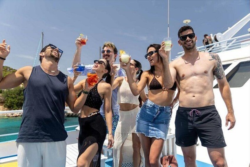 Athens: Swimming Day Cruise with DJ, Lunch & Drinks incl. 5