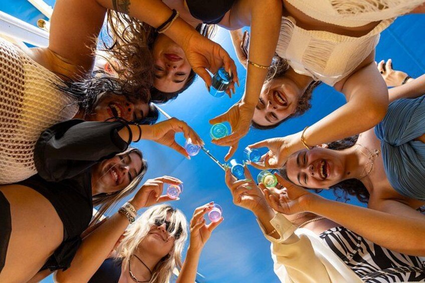 Athens: Swimming Day Cruise with DJ, Lunch & Drinks incl. 2