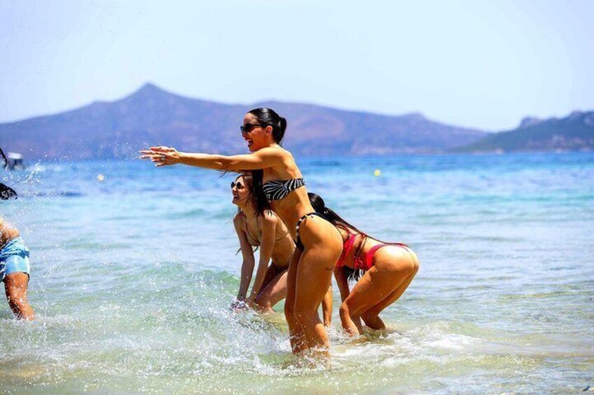 Athens: Swimming Day Cruise with DJ, Lunch & Drinks incl. 3