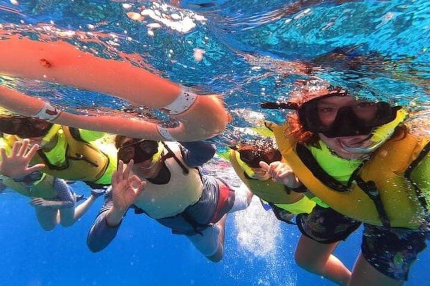 Dos personas haciendo snorkel bajo el agua. 3