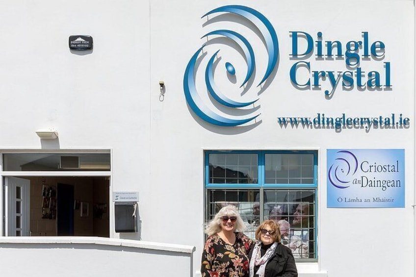 En bygning med skilte for Dingle Crystal og Criostal an Daingean. 5